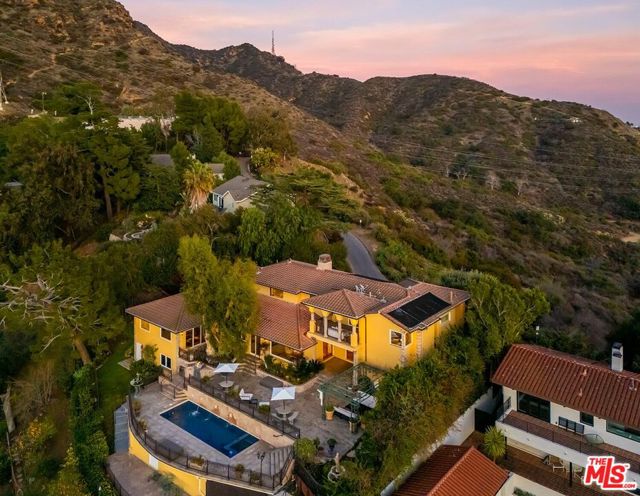 3595 Wonder View Drive, Los Angeles CA: https://media.crmls.org/mediaz/672e1958-276c-4f2a-afae-db58e7fea5f2.jpg