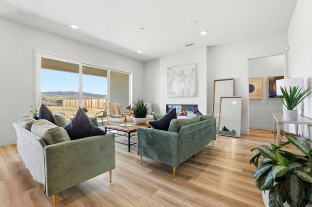 208 Luna Way, Hollister CA: https://media.crmls.org/mediaz/672e6615-6852-449b-b7d2-1386cae852cd.jpg