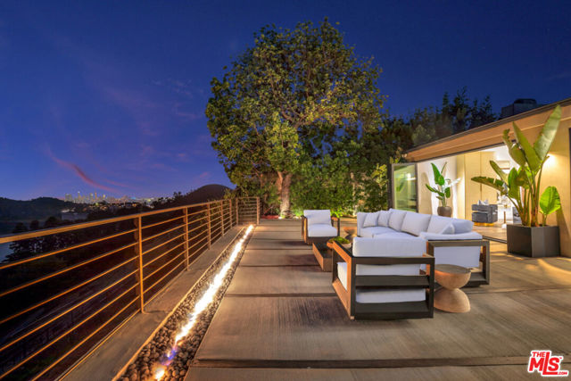 2960 LAKERIDGE Drive, Los Angeles CA: https://media.crmls.org/mediaz/672fc2e9-f237-47e8-bac7-2a8375188c22.jpg