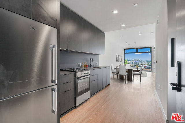 3688 Overland Avenue, Los Angeles CA: https://media.crmls.org/mediaz/67305825-0636-47c1-974e-a50e1833e16a.jpg