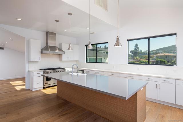 2641 Costebelle Dr, La Jolla CA: https://media.crmls.org/mediaz/6730eedc-a20e-4b5a-bb9f-ca97e6d4b9e0.jpg