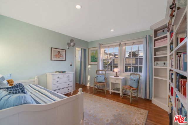 41 Vicente Terrace, Santa Monica CA: https://media.crmls.org/mediaz/67316c4e-6cce-4149-85fa-b5d2a5af065c.jpg