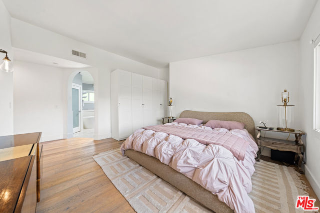 13513 Cheltenham Drive, Sherman Oaks CA: https://media.crmls.org/mediaz/673172f0-eda0-4daf-9596-a9cbc28675d4.jpg