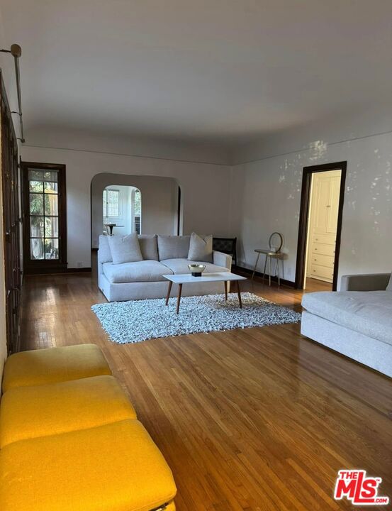 5112 Edgewood Place, Los Angeles CA: https://media.crmls.org/mediaz/6731da9a-64bb-437d-916a-4b258f4f2af7.jpg
