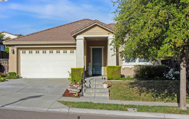 5123 Montiano Ln, Dublin CA: https://media.crmls.org/mediaz/6731e6b8-3514-461d-a25a-4367ef6f931d.jpg