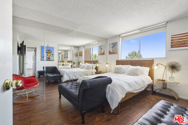 100 S Doheny Drive, Los Angeles CA: https://media.crmls.org/mediaz/67323e02-2c15-4e1d-8aa2-63a78f06c956.jpg