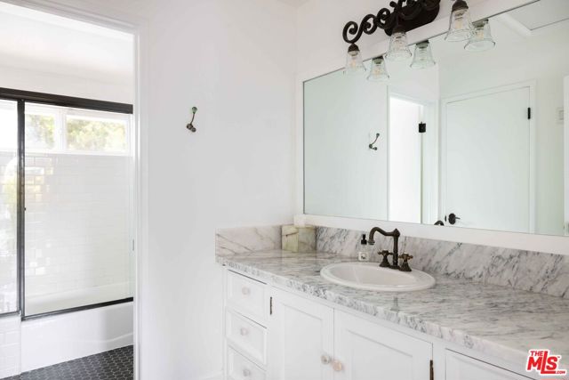 9809 Beeson Drive, Beverly Hills CA: https://media.crmls.org/mediaz/67326d8a-88a5-4637-9a9c-82ce4801166a.jpg