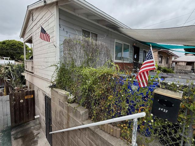 2437 Modesto St, San Diego CA: https://media.crmls.org/mediaz/6732db0f-413d-4e25-8487-08755bcae82e.jpg