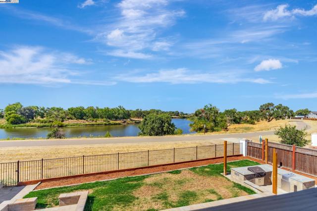 665 River Bend Dr, Lathrop CA: https://media.crmls.org/mediaz/67330193-956e-43b8-b556-a682e5c8727f.jpg