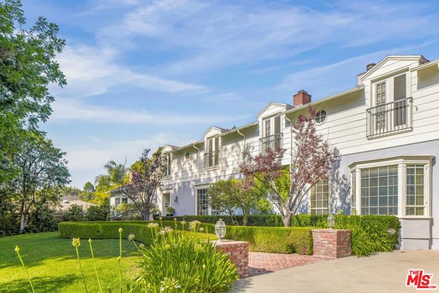3734 Longridge Avenue, Sherman Oaks CA: https://media.crmls.org/mediaz/67336c1b-da5b-4c2f-9b14-d61cb3a9732e.jpg