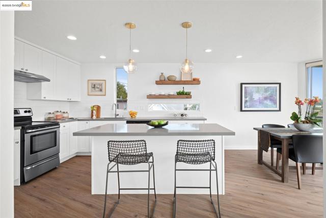 383 Staten Ave, Oakland CA: https://media.crmls.org/mediaz/6734ba9f-5a34-4115-aa67-da4ad5299f61.jpg