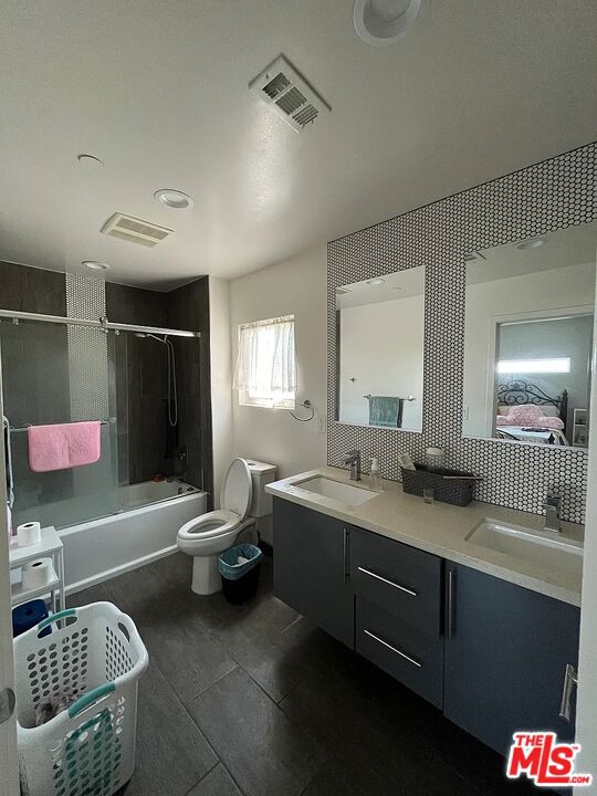 636 N Rampart Boulevard, Los Angeles CA: https://media.crmls.org/mediaz/6735077d-549a-471e-8dc1-ce55e72968ce.jpg
