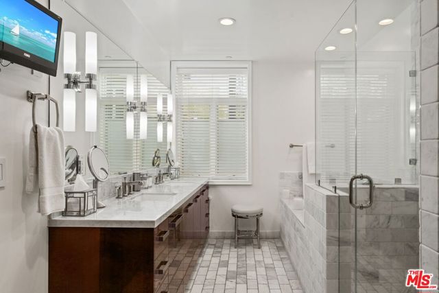 447 N Doheny Drive, Beverly Hills CA: https://media.crmls.org/mediaz/67357418-ef2b-48b0-86de-bd955cdf325c.jpg