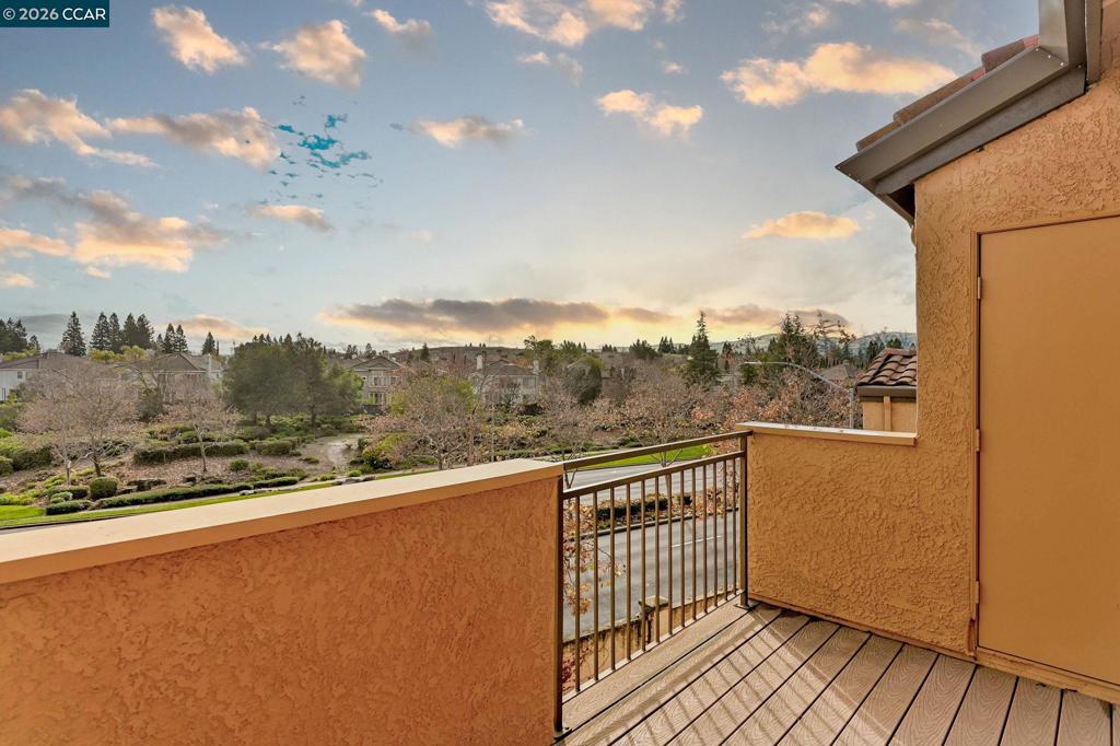 https://media.crmls.org/mediaz/6736ba7b-2ece-4076-9e51-023cf916d04c.jpg?preset=X-Large