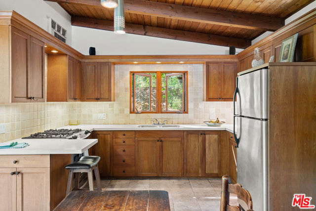 21550 Summit Trail, Topanga CA: https://media.crmls.org/mediaz/6736bf4e-601e-412a-89ac-9b01b212b4fc.jpg