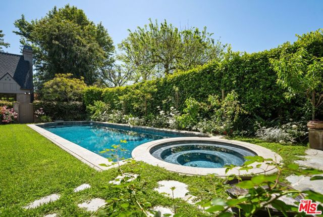 143 S Muirfield Road, Los Angeles CA: https://media.crmls.org/mediaz/673908ff-de2c-4257-8106-6d6edf70a627.jpg