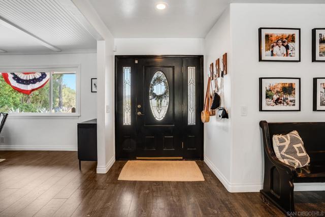 1271 Via Sendero, Escondido CA: https://media.crmls.org/mediaz/67395981-c3e4-4700-8f39-79d17bc8980b.jpg