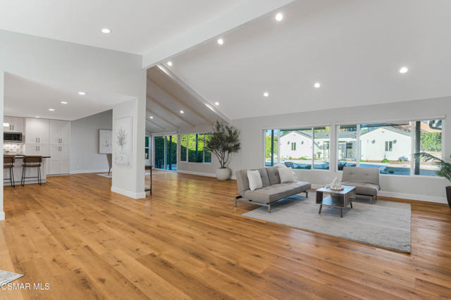 568 Bristol Avenue, Simi Valley CA: https://media.crmls.org/mediaz/67396a9f-e7bc-4250-8f1c-bb34d4d810e8.jpg