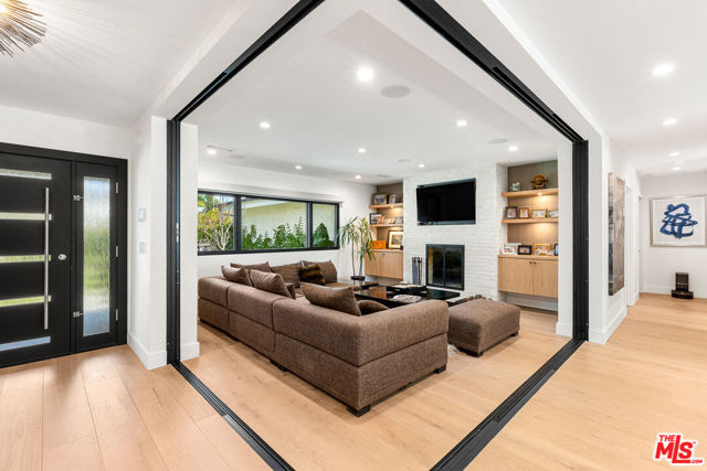 4961 Noeline Avenue, Encino CA: https://media.crmls.org/mediaz/6739d372-6bf1-438b-9379-f956799b82f6.jpg