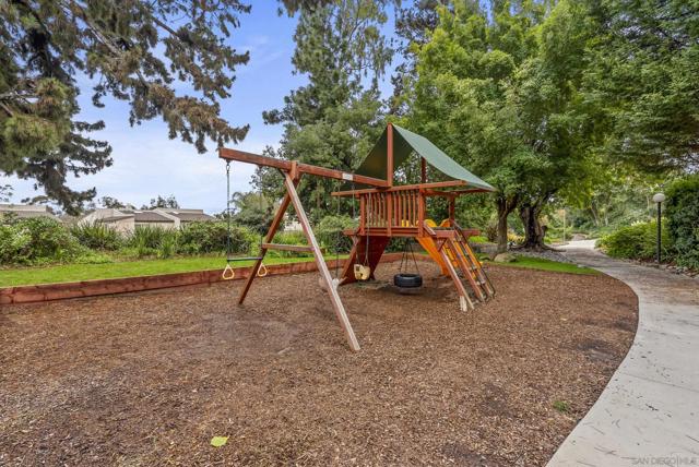 8871 Caminito Primavera, La Jolla CA: https://media.crmls.org/mediaz/673a0294-be7c-410c-9c52-cc4092a0b36f.jpg