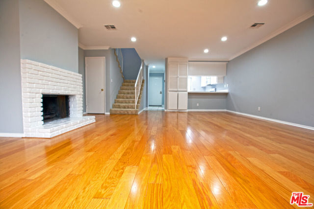4365 Mclaughlin Avenue, Los Angeles CA: https://media.crmls.org/mediaz/673a8479-ee6c-41f2-8c24-07bf3de2060f.jpg