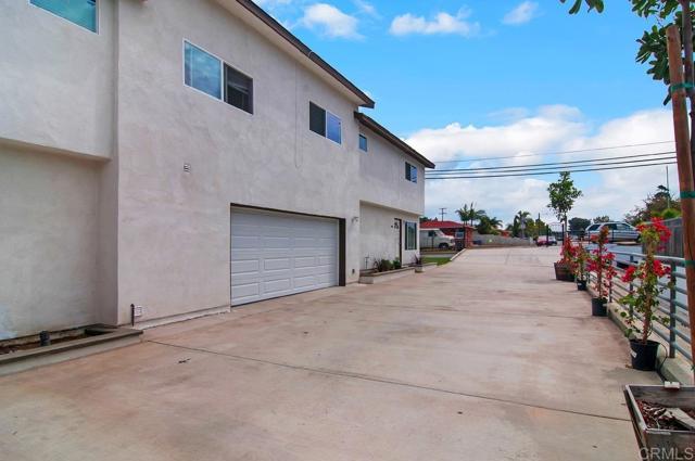 1070 Fifth Avenue, Chula Vista CA: https://media.crmls.org/mediaz/673a8dd6-caea-4f7a-a540-f85a714f4bcb.jpg