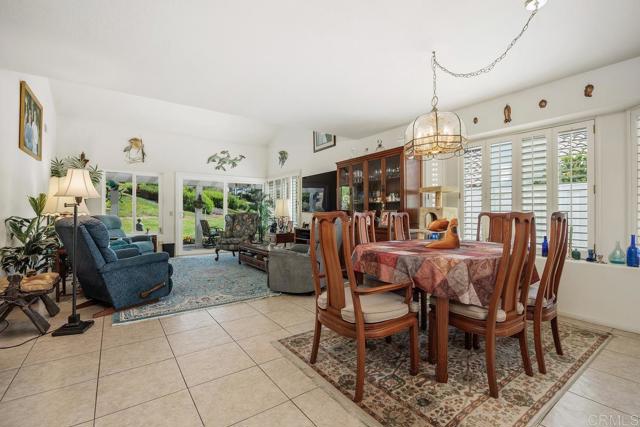5015 Alicante Way, Oceanside CA: https://media.crmls.org/mediaz/673b79de-6738-4120-8d04-a6e336ae998f.jpg