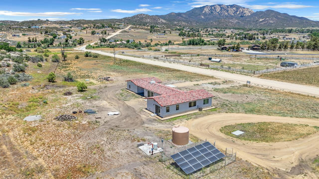 41265 Lakeshore Boulevard, Aguanga CA: https://media.crmls.org/mediaz/673b9d88-7c02-4550-8484-637751c0b478.jpg