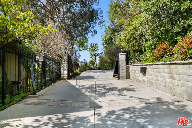 16221 Elisa Place, Encino CA: https://media.crmls.org/mediaz/673cde2e-e684-49fa-aa20-832ff6f9f9f1.jpg