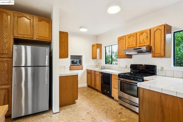 1521 Josephine St, Berkeley CA: https://media.crmls.org/mediaz/673d66b6-4085-49fc-ab5e-bfaf8bbafd45.jpg