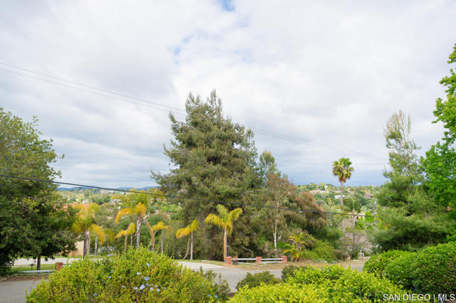 627 Elm Tree LN, Fallbrook CA: https://media.crmls.org/mediaz/673d8e8a-5b0d-48a4-ba8a-1349470f184c.jpg