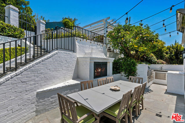 10428 Wyton Drive, Los Angeles CA: https://media.crmls.org/mediaz/673d9f4f-ba42-46fe-ae5c-f07696dc8da9.jpg