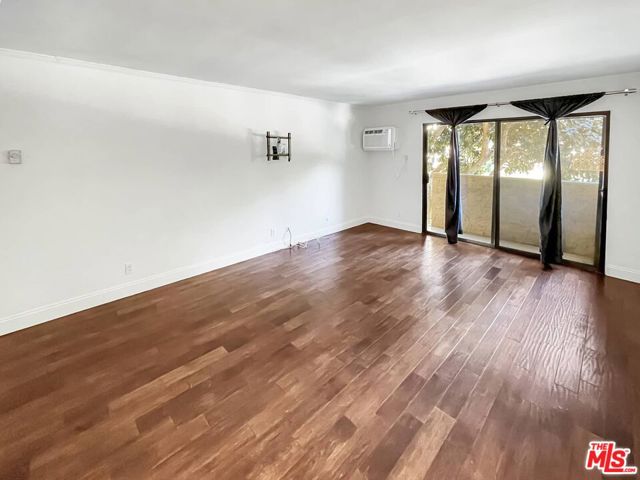 837 N West Knoll Drive, West Hollywood CA: https://media.crmls.org/mediaz/673f0aba-0afc-48a3-8725-a2ea59247144.jpg