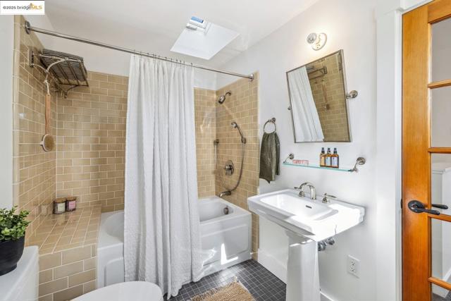 1334 Derby St, Berkeley CA: https://media.crmls.org/mediaz/673f46a0-e20f-4014-bf0f-cb31b27f5fa1.jpg