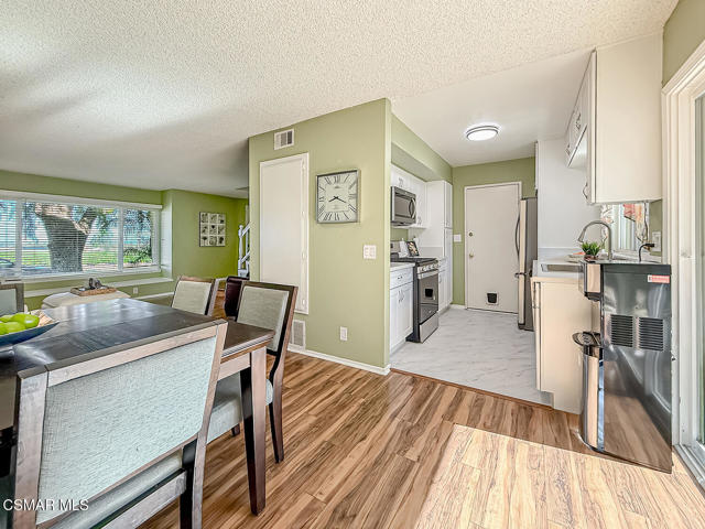 1683 Addax Circle, Ventura CA: https://media.crmls.org/mediaz/67402892-2a4b-4c06-b0d1-69d8f6718c4f.jpg