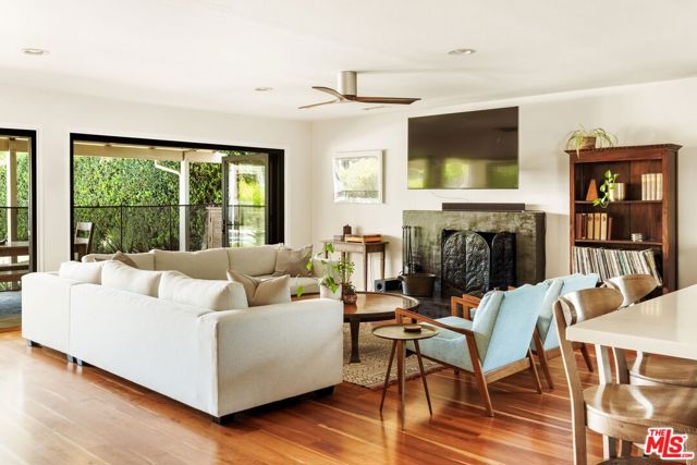 26024 Farmfield Road, Calabasas CA: https://media.crmls.org/mediaz/6740966a-87cc-450f-8d3d-4c42b5cdc5c4.jpg