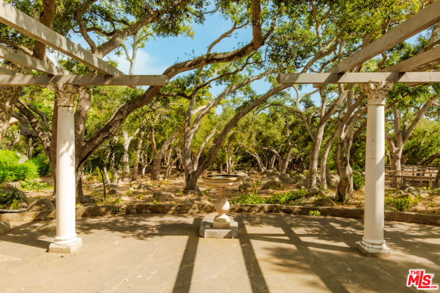 405 Toro Canyon Road, Carpinteria CA: https://media.crmls.org/mediaz/674143ab-ee54-4cba-a127-73c5f24cba84.jpg