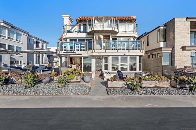 2965 Ocean Front Walk, San Diego CA: https://media.crmls.org/mediaz/6741452a-91ab-4d80-a2f1-2ae9d01ff45d.jpg
