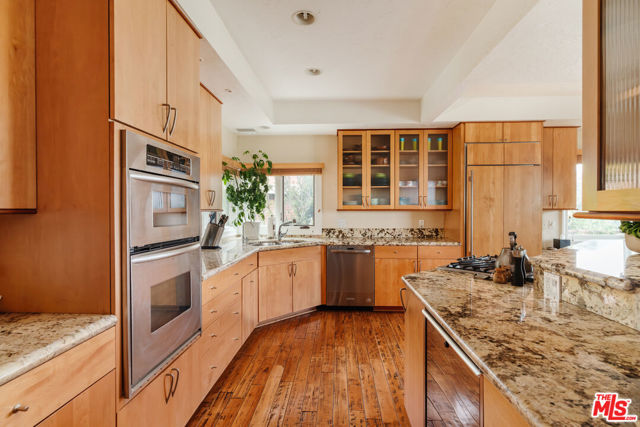 2208 Westridge Road, Los Angeles CA: https://media.crmls.org/mediaz/6741fd91-8066-4ae1-8f8e-769dc612907a.jpg