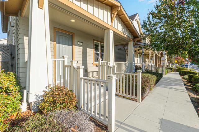 328 C St, Hayward CA: https://media.crmls.org/mediaz/67421ec1-9a9d-4f67-99da-bc78ed5034ca.jpg