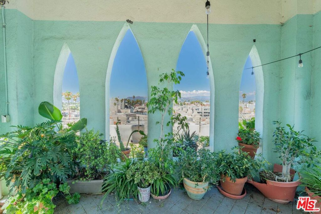 https://media.crmls.org/mediaz/67426923-bc08-4048-9a00-680546dde7df.jpg?preset=X-Large