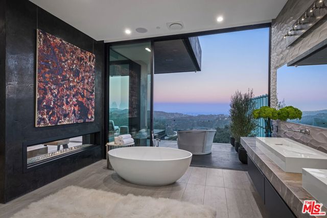 2304 Donella Circle, Los Angeles CA: https://media.crmls.org/mediaz/6743c1bc-6f12-408c-b0f2-72043d5cc871.jpg