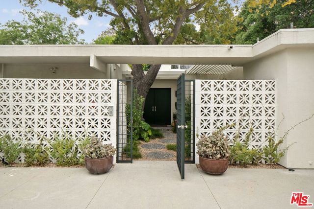 11513 Dona Cecilia Drive, Studio City CA: https://media.crmls.org/mediaz/67451674-01e6-4b6d-a598-86db66c89879.jpg
