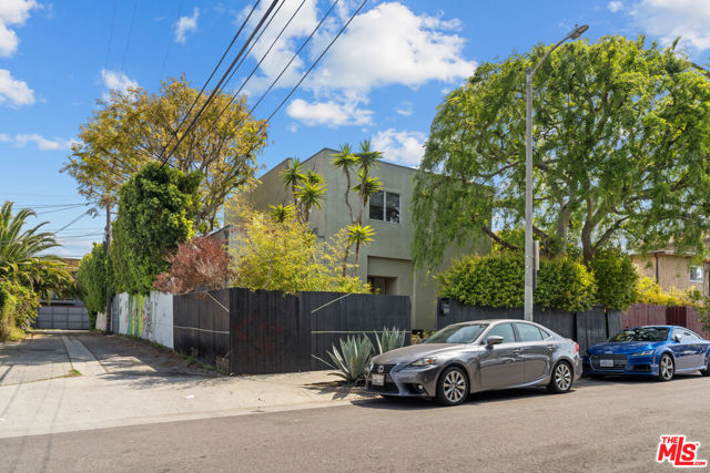 550 Indiana Avenue, Venice CA: https://media.crmls.org/mediaz/6745b312-2441-4e34-9e73-4232780d3151.jpg