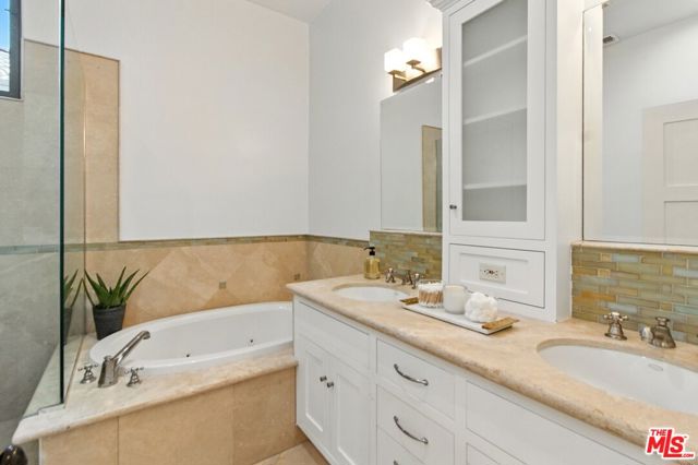 838 16th Street, Santa Monica CA: https://media.crmls.org/mediaz/6745e65a-7f3c-4083-b088-403b1624d5e3.jpg