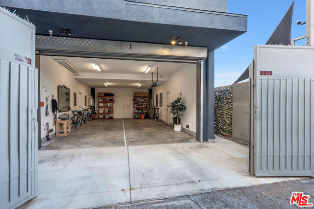 2515 Lincoln Boulevard, Venice CA: https://media.crmls.org/mediaz/6745e95d-69df-4878-a860-556b4297bd64.jpg