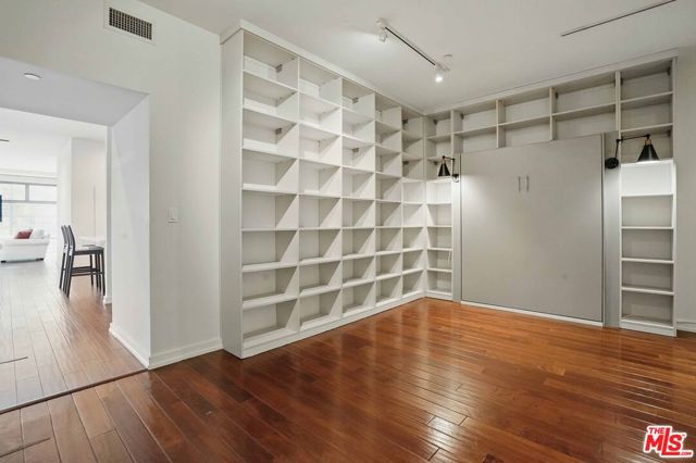 801 S Grand Avenue, Los Angeles CA: https://media.crmls.org/mediaz/674639ff-cfe9-4014-88a4-8c712944b8a0.jpg