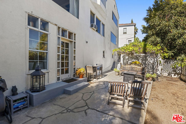 2014 Whitley Avenue, Los Angeles CA: https://media.crmls.org/mediaz/6746a0cd-7b7c-44d7-b2db-078a53e2679c.jpg