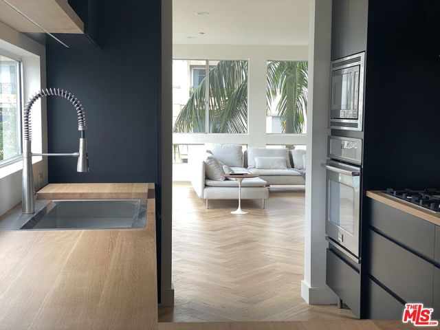 2237 S Bentley Avenue, Los Angeles CA: https://media.crmls.org/mediaz/674736de-9a89-4d12-9b73-aef03f92adab.jpg