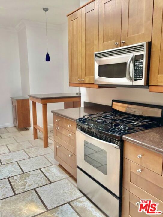 855 N Sweetzer Avenue, West Hollywood CA: https://media.crmls.org/mediaz/674743cd-8d84-46e4-8de0-07d078b912e6.jpg